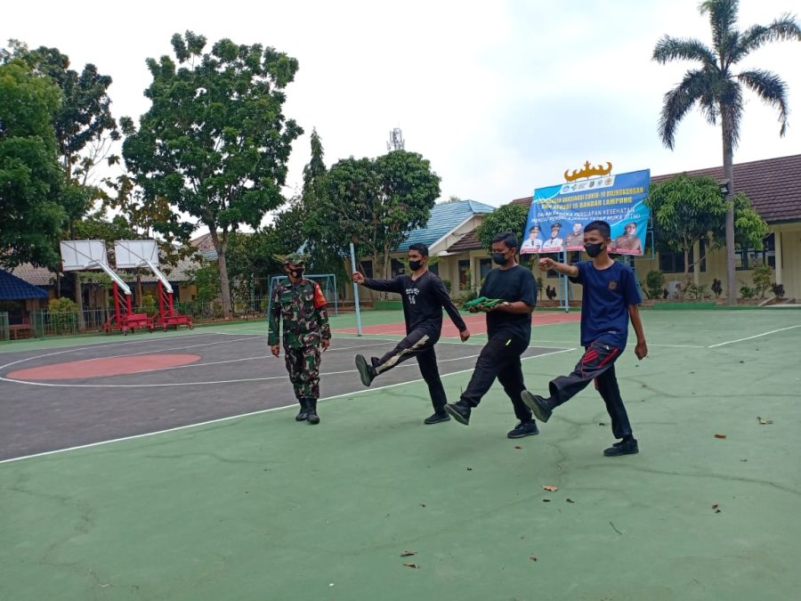 Sertu Sahari memberikan pelatihan pengibaran bendera