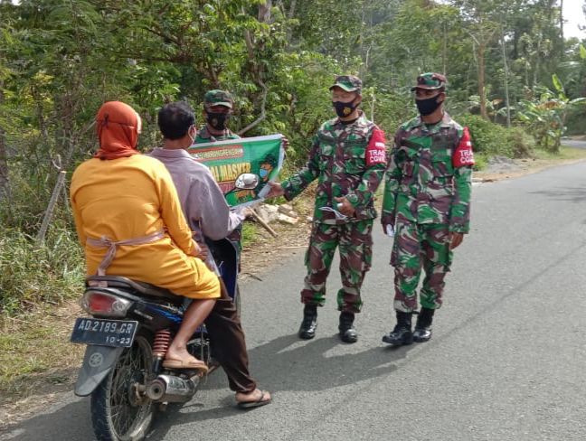 Babinsa Koramil Karangtengah Ingatkan Pengguna Jalan Umum Patuhi Protokol Kesehatan