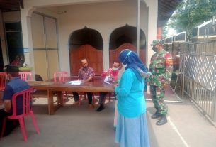 Bantu Kelancaran, Anggota Koramil 03/Ngadirojo Dampingi Pelaksanaan Vaksin