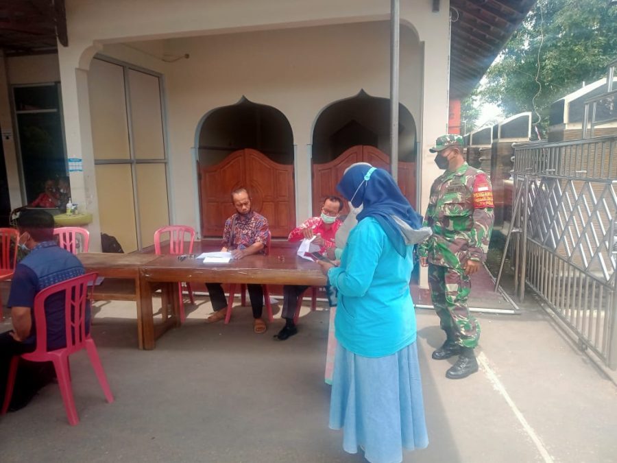 Bantu Kelancaran, Anggota Koramil 03/Ngadirojo Dampingi Pelaksanaan Vaksin