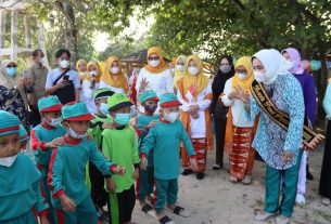 Bunda PAUD Provinsi Lampung Bermain Bersama Anak-Anak PAUD di Kabupaten Pesisir Barat