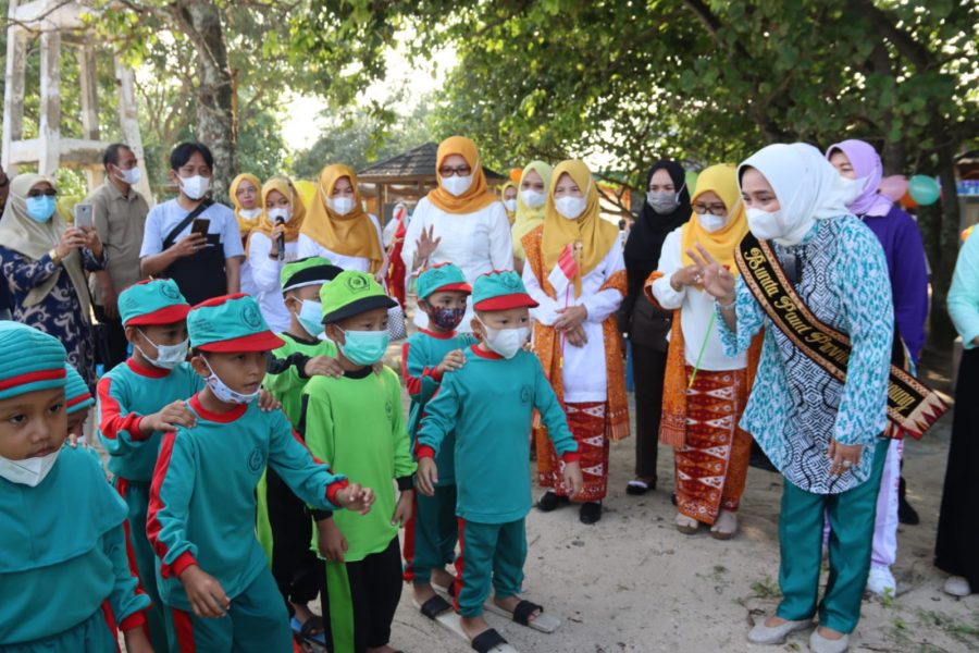 Bunda PAUD Provinsi Lampung Bermain Bersama Anak-Anak PAUD di Kabupaten Pesisir Barat