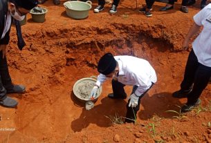 Bupati Lampura Lakukan Peletakan Batu Pertama Pembangunan Ponpes Alkarim Rasyid Indonesia
