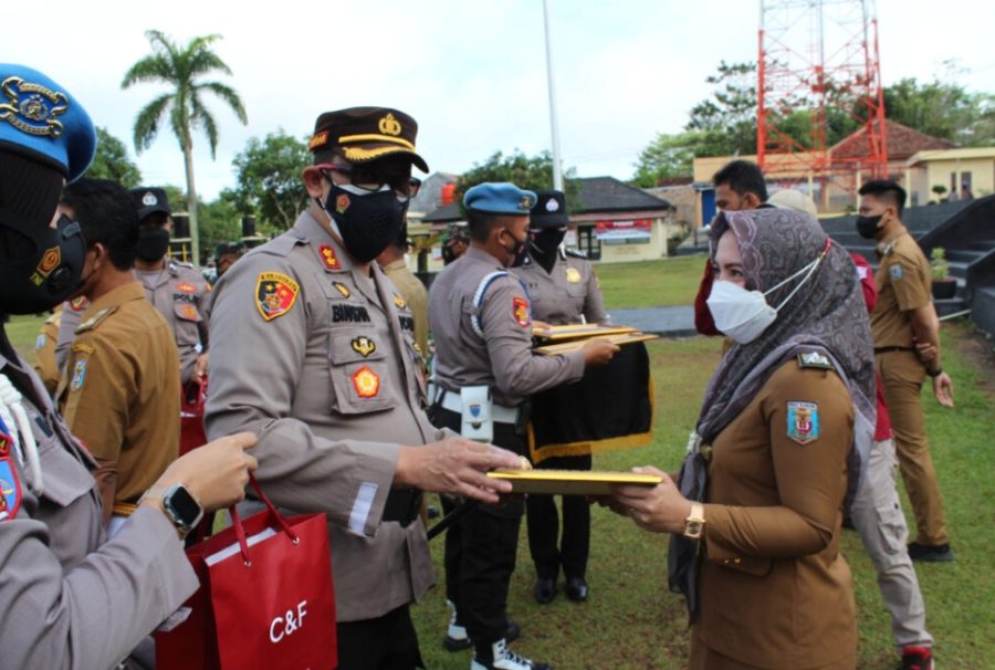 Capai Target Vaksinasi 100 Persen, Kapolres Way Kanan Beri Penghargaan Untuk Tiga Kampung