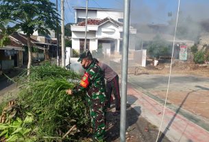 Sertu Munkar Mersama Masyarakat Menggelar Kegiatan Gotong-royong