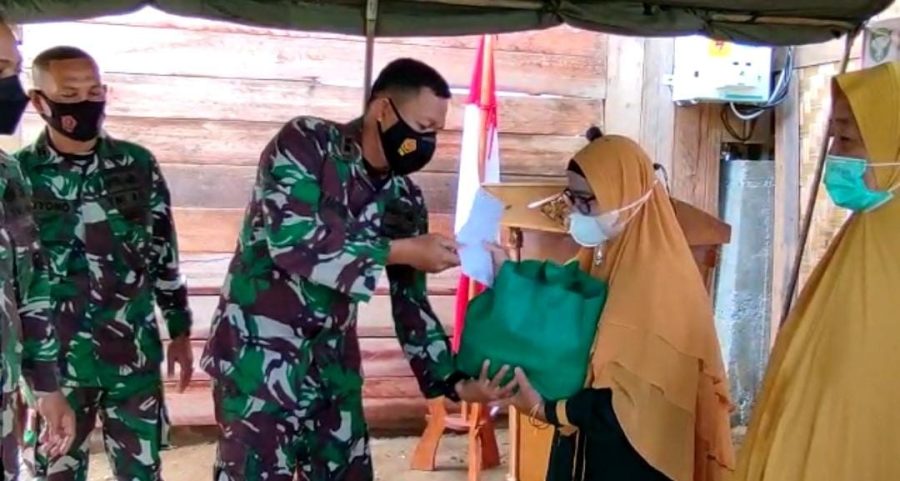 Dandim Aceh Barat Memberikan Sembako Kepada Warakauri Sebagai Bentuk Apresiasi