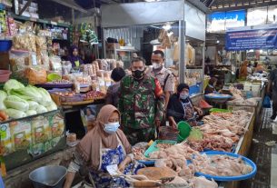 Di Masa PPKM Babinsa Bersama Satpam Patroli di Pasar Tradisional dan Himbuan Protokol Kesehatan
