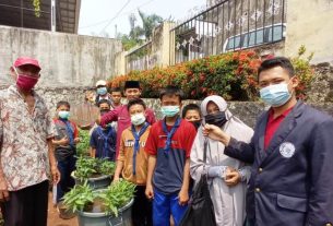 Dosen dan Mahasiswa IIB Darmajaya Panen Ikan bersama Anak-anak Rumah Asuh As Sakinah