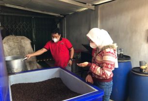 Finalis Duta Kopi Indonesia 2021 Clarissa Aurellia Belajar Pengolahan Kopi dan Pengemasannya dari UMKM di Lampung Barat