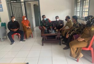Pererat Silaturahmi dan kerjasama Sertu Agus Suprianto Komsos di kantor Kelurahan