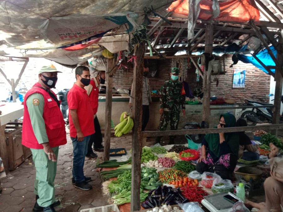 Serda Edi Aryanto bersama Bhabinkamtibmas dan Satgas Covid-19 Kelurahan Labuhan Ratu, lakukan patroli