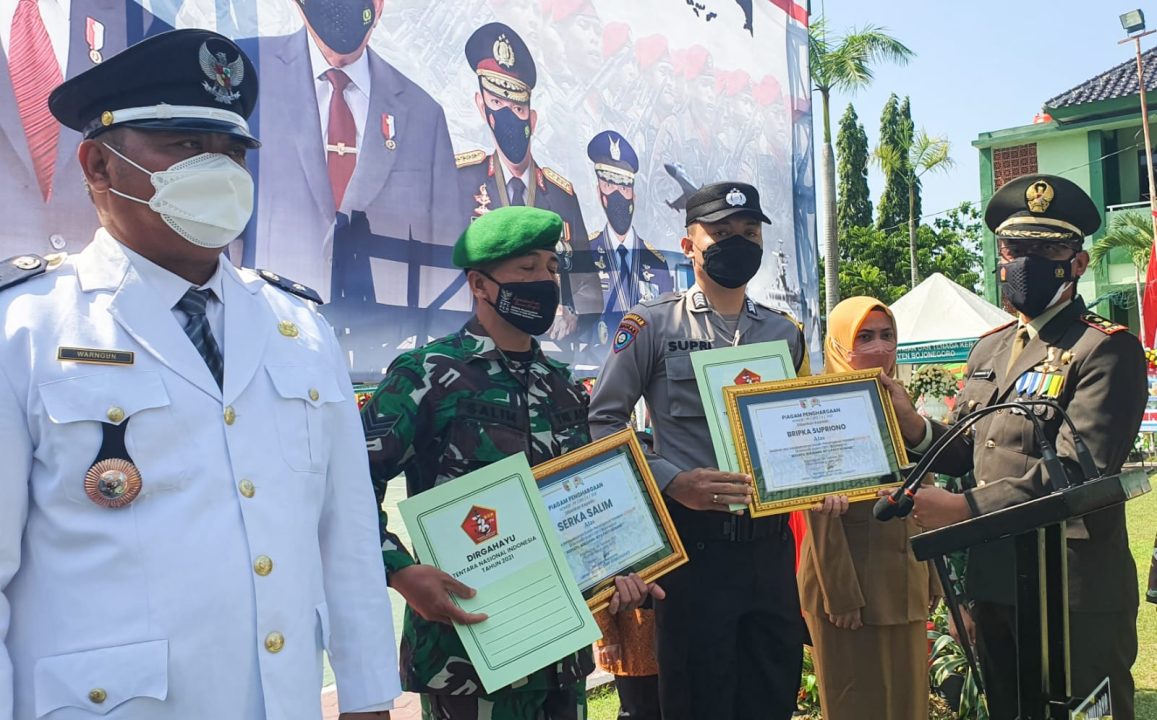 HUT TNI ke- 76, Kodim Bojonegoro berikan Tali Asih kepada Veteran dan Warakawuri