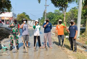 Hadiri Kegiatan Gotong Royong, Babinsa Koramil Purbolinggo Bagikan Masker