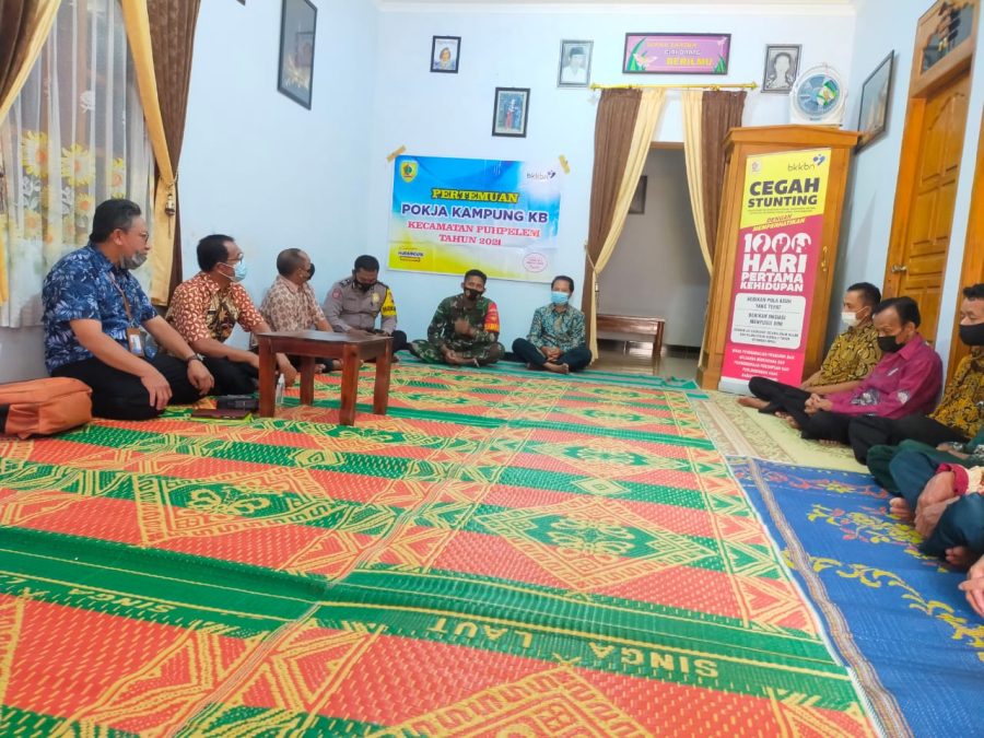 Hadiri Pertemuan Pokja Kampung KB, Babinsa Ajak Warga Sukseskan Vaksinasi Dan Tetap Terapkan Protkes