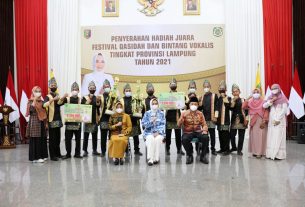 Riana Arinal Serahkan Hadiah Juara Festival Qasidah dan Bintang Vokalis Tingkat Provinsi Lampung 2021