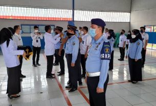 Kalapas Narkotika Bandar Lampung Sematkan Kenaikan Pangkat Kepada 13 Pegawai dan Beri Penghargaan 2 Pegawai Teladan