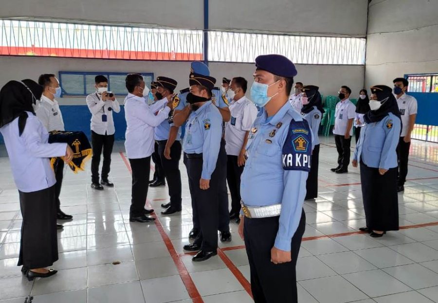 Kalapas Narkotika Bandar Lampung Sematkan Kenaikan Pangkat Kepada 13 Pegawai dan Beri Penghargaan 2 Pegawai Teladan