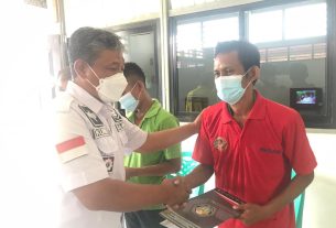 Kalapas Narkotika Bandar Lampung Serahkan Sertifikat Pelatihan Kemandirian Kepada Warga Binaan