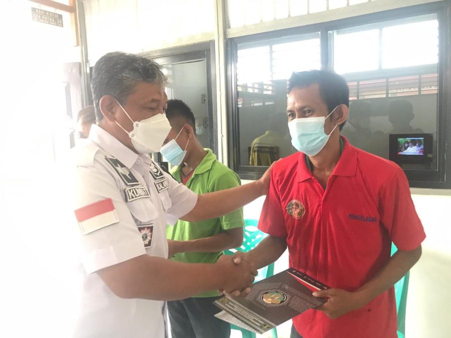 Kalapas Narkotika Bandar Lampung Serahkan Sertifikat Pelatihan Kemandirian Kepada Warga Binaan