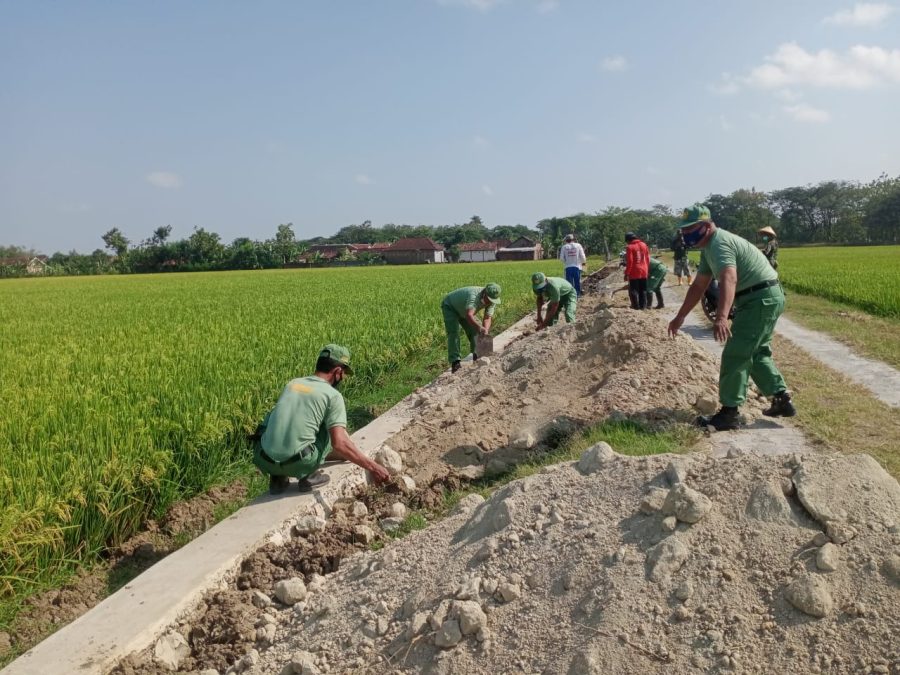 Kehadiran Linmas dalam percepatan sasaran Fisik sangat membantu anggota Satgas TMMD Reg 112 Kodim 0726/Sukoharjo