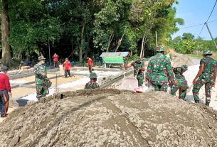 Kemanunggalan TNI Perbaiki Jalan Menuju Makam