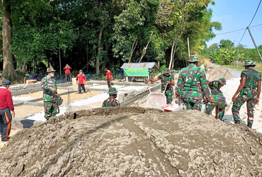 Kemanunggalan TNI Perbaiki Jalan Menuju Makam