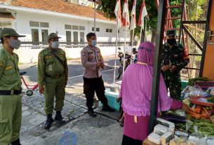 Kendalikan Lonjakan Covid 19, Babinsa Purwosari Berikan Himbauan