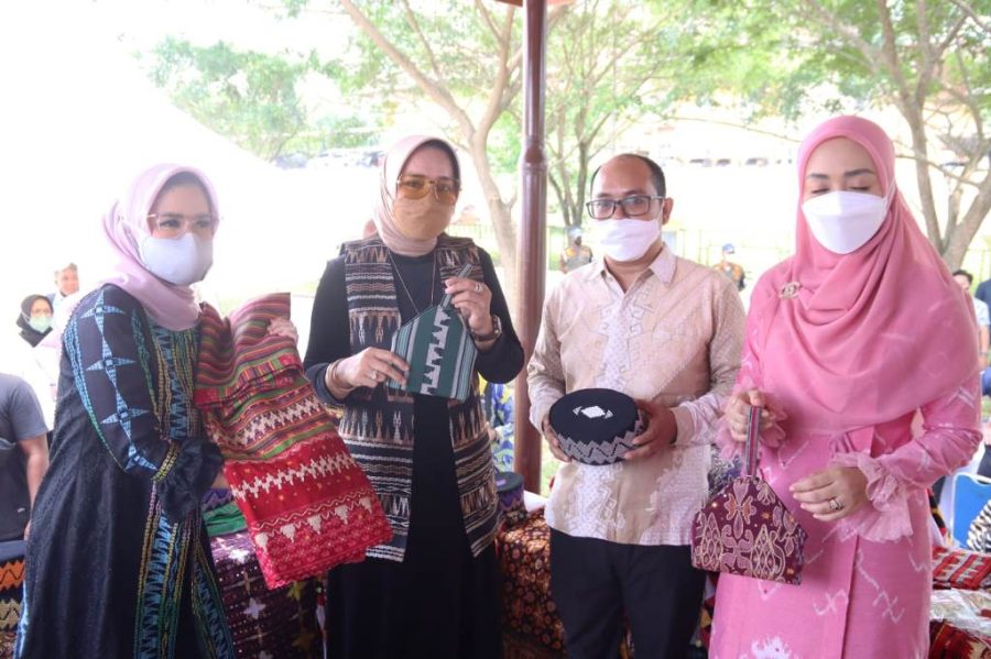 Ketua Dekranasda Provinsi Lampung, Launching Kain Tenun Sulam Jelujur Khas Pesawaran