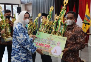 Ketua LASQI Lampung Riana Sari Serahkan Piala dan Hadiah Pemenang Lomba Qasidah