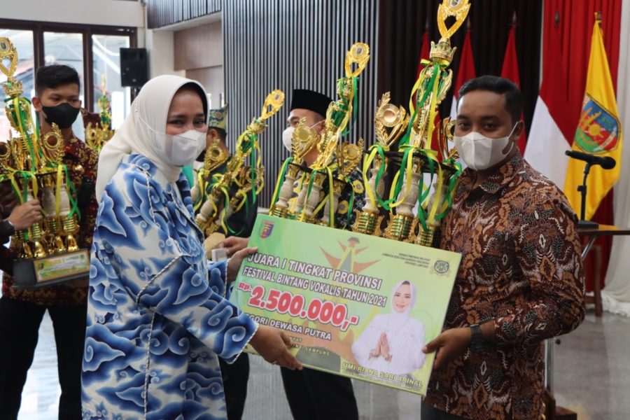 Ketua LASQI Lampung Riana Sari Serahkan Piala dan Hadiah Pemenang Lomba Qasidah