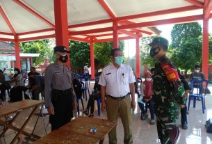 Kolaborasi TNI-Polri Puhpelem Dampingi Pelaksanaan Vaksinasi