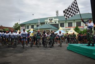 Korem 043/Gatam Gowes Bersama Bagikan Paket Sembako