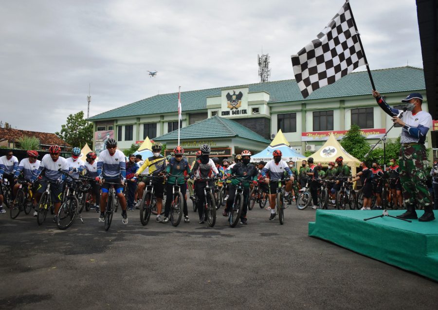 Korem 043/Gatam Gowes Bersama Bagikan Paket Sembako