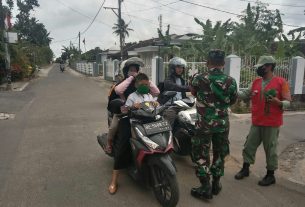 Lindungi Warga Dari Penularan Covid-19 Babinsa Kedaton Bagikan Masker Gratis.