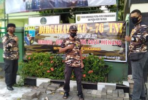 Mantap...!! FKPPI 11.35 Surakarta Pasang Spanduk Semarakkan HUT TNI Ke-76