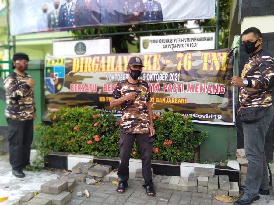 Mantap...!! FKPPI 11.35 Surakarta Pasang Spanduk Semarakkan HUT TNI Ke-76
