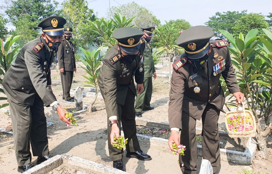 Menjelang HUT TNI, Kodim Bojonegoro Gelar Ziarah ke Makam Pahlawan