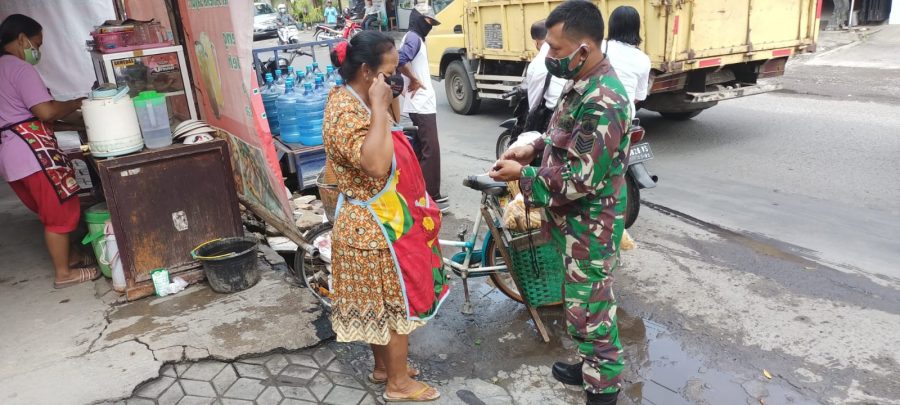 PPKM Level 2 Di Kota Solo, Babinsa Kelurahan Kepatihan Kulon Tetap Ingatkan Warga Patuhi Protkes