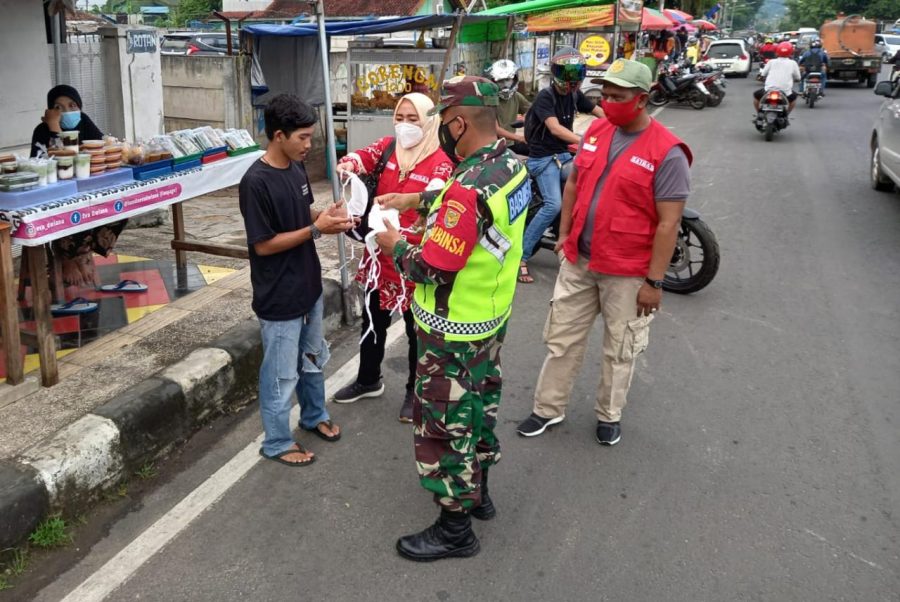 Patroli Wilayah, Babinsa Koramil 410-03/TBU Ingatkan Warga Patuhi Prokes