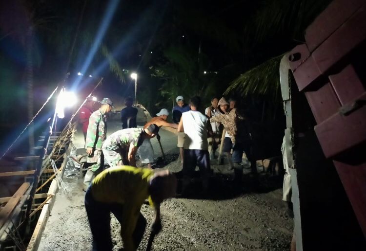 Pekerjaan Jembatan Desa Lemahbang, Dilembur TNI Bersama Warga Setempat