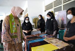 Peringati Hari Batik Nasional, Ketua Dekranasda Provinsi Lampung tinjau Mini Exhibition UMKM Batik