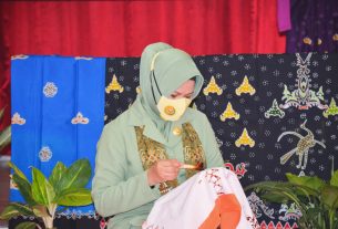 Peringati Hari Batik Tahun 2021 Ketua Dharma Pertiwi Koorcab Lampung Daerah B Ibu. Epie Drajad Brima Yoga Membatik Bersama