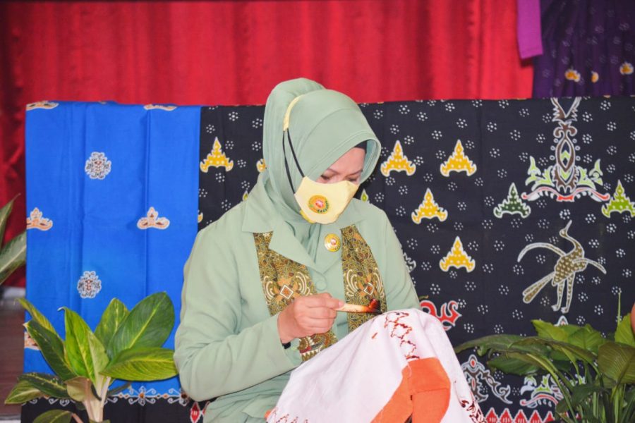 Peringati Hari Batik Tahun 2021 Ketua Dharma Pertiwi Koorcab Lampung Daerah B Ibu. Epie Drajad Brima Yoga Membatik Bersama