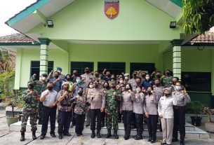 Polsek Banjarsari dan FKPPI 11.35 Surakarta Berikan Kejutan Ke Koramil 02Banjarsari di HUT TNI Ke - 76