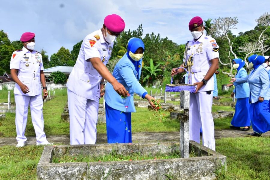 SAMBUT HUT KE-76 TNI, KOMANDAN PASMAR 3 IKUTI ZIARAH DI TMP TRI JAYA SAKTI KOTA SORONG