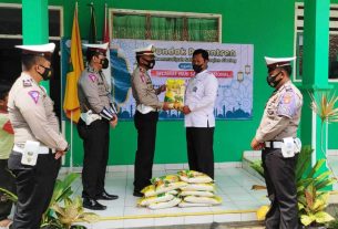 Sat Lantas Polres Tanggamus Salurkan Bansos ke Ponpes Gisting