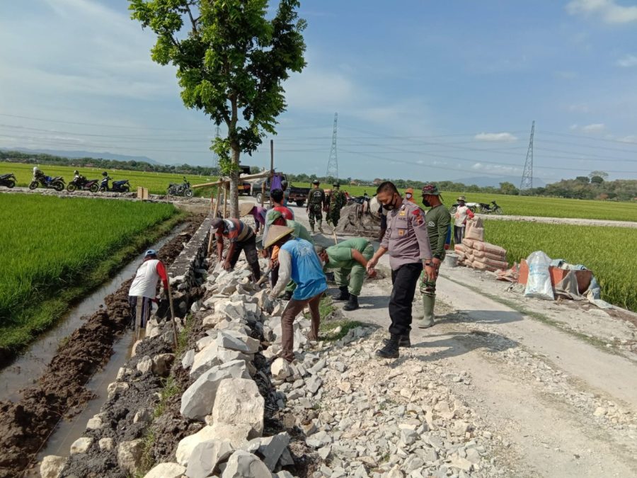 Semua Unsur terlibat kebut Pembuatan talud jalan Dk. Majasto - Dk. Boto, TMMD Reguler 112 Kodim 0726/Sukoharjo kejar target waktu.