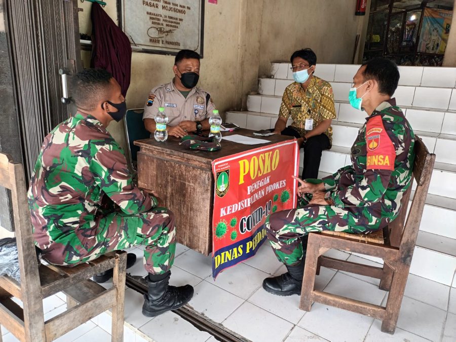 Sertu Hidayat Laksanakan Himbauan Prokes Dan Pembagian Masker di Pasar Tradisional Mojosongo