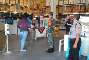 Sertu Suryo Laksanakan Penerapan PPKM di Grosir Lotte Mart, Ini Tujuannya
