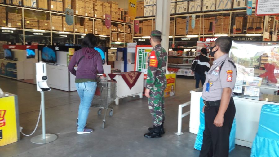 Sertu Suryo Laksanakan Penerapan PPKM di Grosir Lotte Mart, Ini Tujuannya